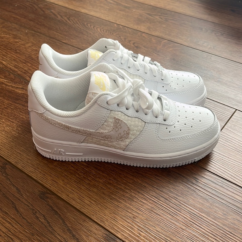 Nike Wmns Air Force 1 ‘07 SE White Sail Sneakers DO9458-100 Womens Size 7.5